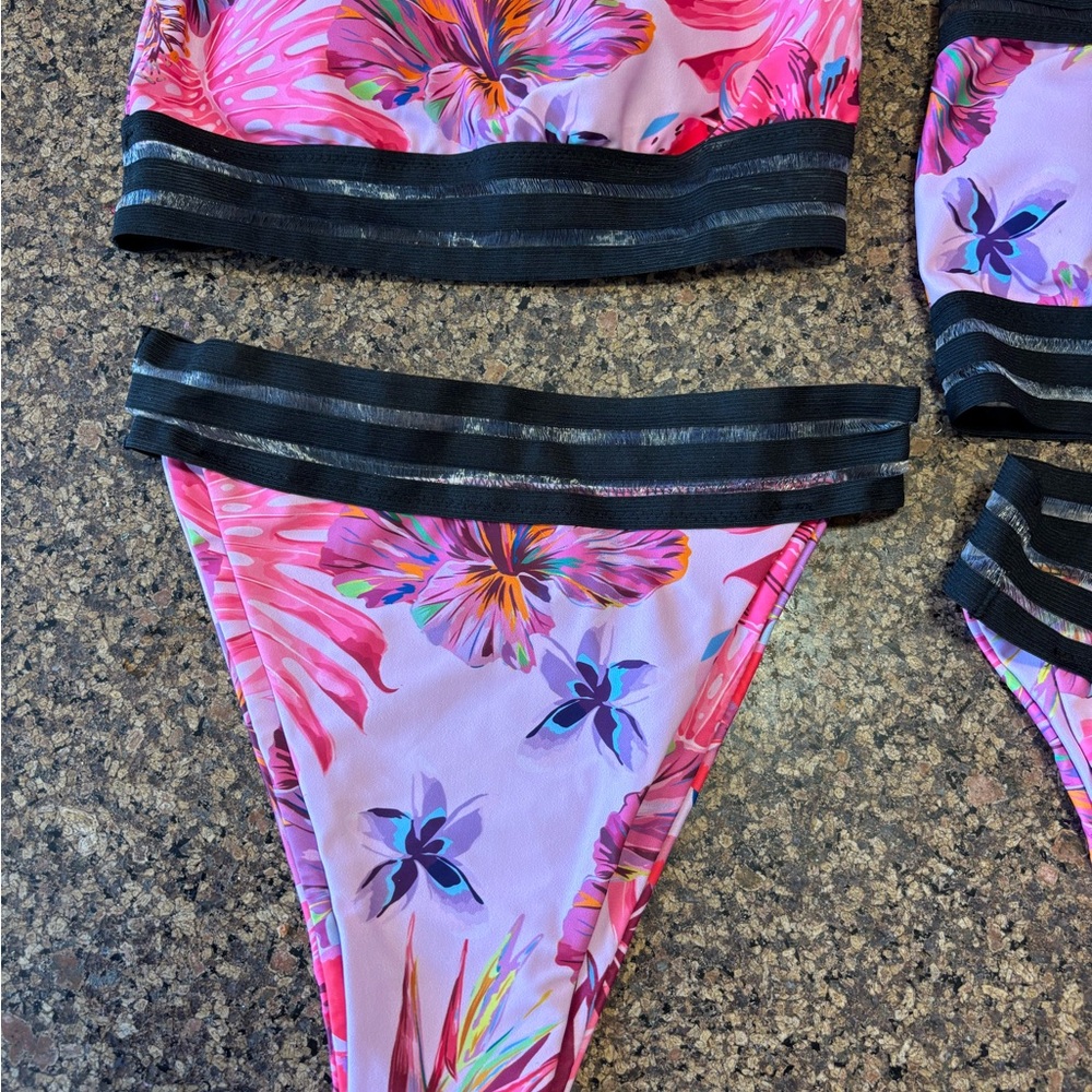 Matching Bestie Bikinis! 🌺 Floral Bikini Set with Black Stripes - Picture 4 of 6